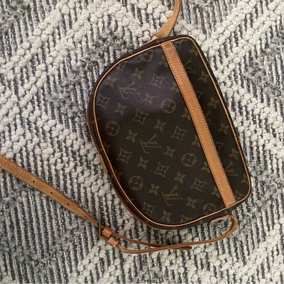 Louis Vuitton cross body bag - Picture 7 of 7